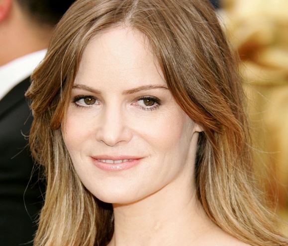 Jennifer Jason Leigh